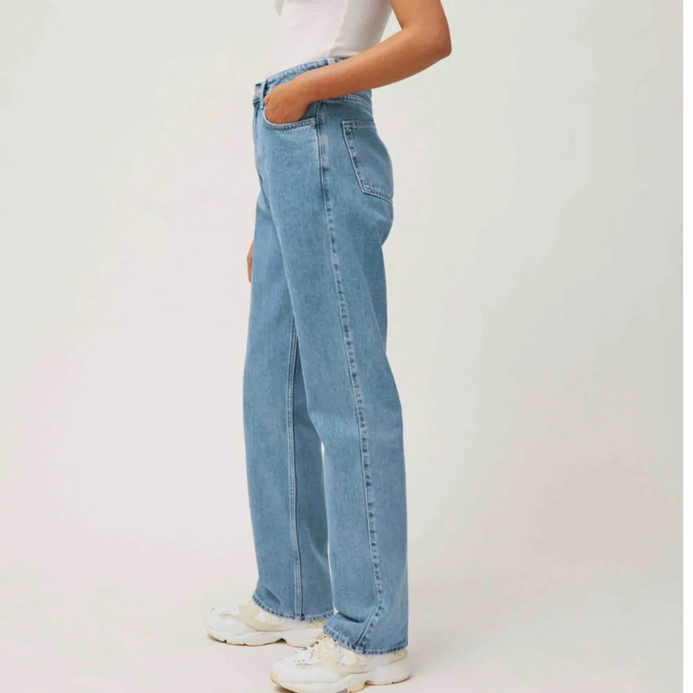 Säljer mina så fina weekday jeans i modellen rowe extra high straight jeans 💖 tyvärr lite för stora för mig, använd 2ggr så i nyskick ☺️priset är exl frakt!. Jeans & Byxor.