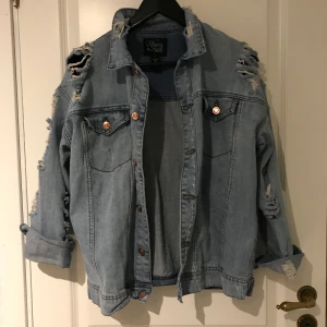 Rebecca Stella jeansjacka storlek S  - Oanvänd Rebecca Stella jeansjacka storlek S (36) men passar nog xs-m beroende på hur man vill den ska sitta. Frakt är ej inkluderat i priset. 