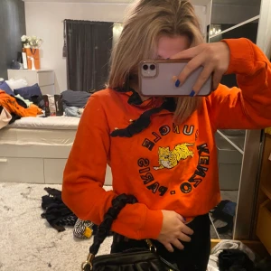 KENZO X H&M - Säljer min fina kenzo x H&M tröja, den är i jätte fint sick, och har tagit väl hand om den, inga slitningar eller fläckar nånstans! Kund står för frakt 