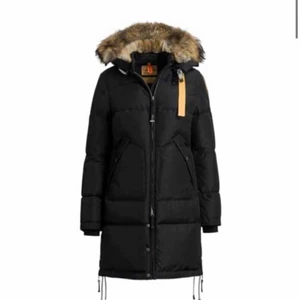 Parajumper long bear - Som ny, hängt i garderoben sen för förra vintern. Inga skador och helt i toppskick. Frakt tillkommer om jackan ska skickas.     Kvitto finns