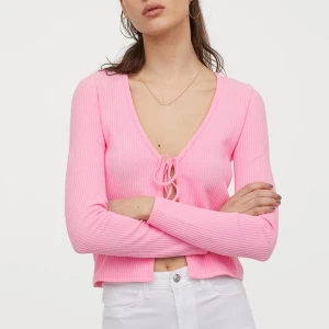 Trendig kofta  - populär kofta från hm som endast är använd 1 gång. Frakt tillkommer och pris kan diskuteras :)