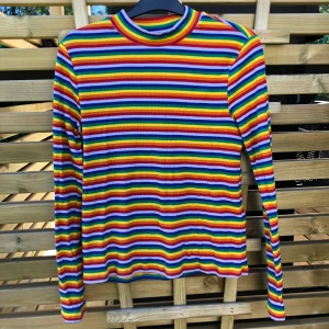 Randig tröja - MONKI strl. M - Randig tajt tröja från H&M, storlek M men stretchig så passar även större. Knappt använd! Frakt ingår! 🌈