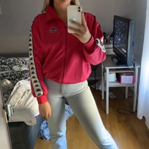 Kappa - Jätte fin rosa kappa tröja i jätte bra skick, nästan aldrig använd! Kommer inte till användning därför säljer jag, inga slitningar eller missfärgningar alls på tröjan nästan som ny! 