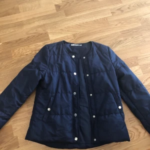 Gina tricot jacka - Mysig höstjackan utan krage perfekt till en halvkylig höstdag, värmer men samtidigt inte svettigt