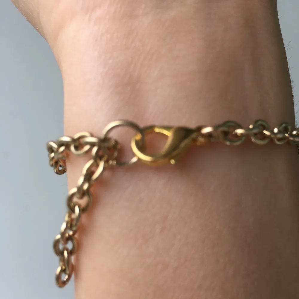 Ring armband i färgen guld med två pärlor och ett hjärta. Kan omplacera ringen vid handleden för att det ska passa din handled. Frakt på 15kr tillkommer. Skriv om du undrar något 🧡. Accessoarer.