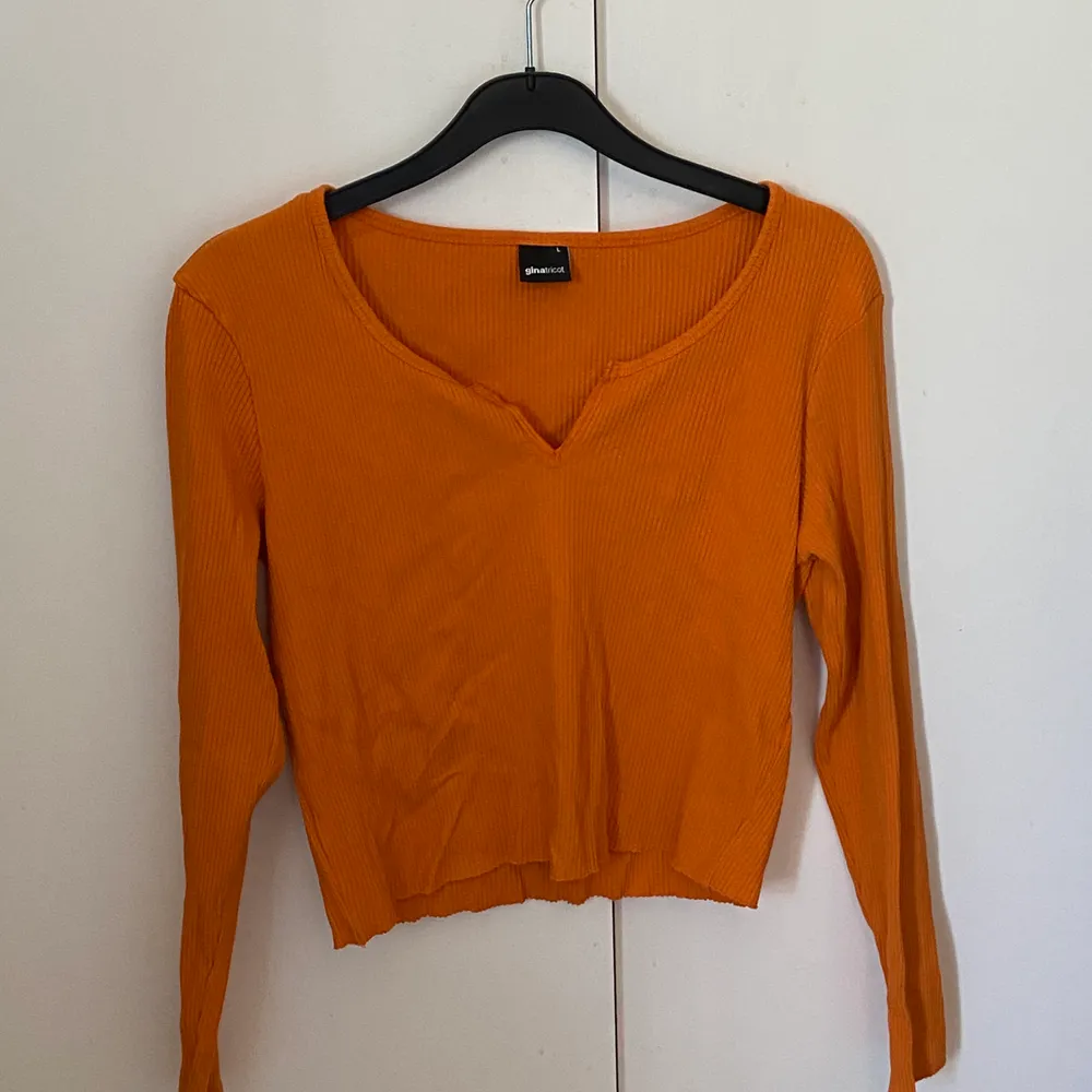 Jättefin orange tröja från Gina i storlek M. Använd endast ett fåtal gånger. Fynda!! Frakt tillkommer på ca 30 kr. Toppar.