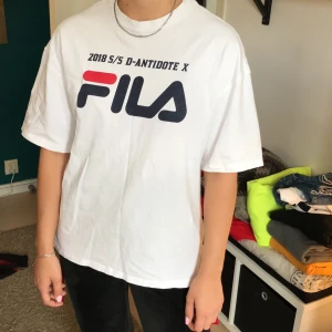 Fila X D-Antidote T-shirt  - T-shirt från Fila X D-Antidote storlek M. Coola detaljer på sidan av den. Bra skick, nypris 1200kr. Frakt tillkommer