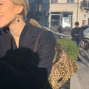  - Äkta Guessväska! Skriker Bratz och allt y2k! Leo-lurvig på utsidan och skrikrosa på insidan. Bra kvalité och sparsamt använd. Köpare står för frakt. Säljer fler 2000s väskor på min sida om intresserad! 