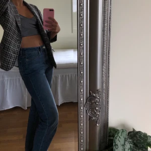 Rutig kavaj - Siden material inuti, rutig, breda axlar, snygg att ha på bara axlarna men även på! 