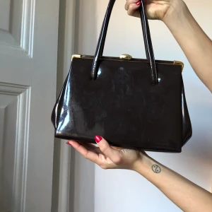 Väska - Lägger upp denna snygging.🤩 Så användbar storlek och verkligen en väska som passar till allt!!🧚🏼‍♀️🧚🏼‍♀️ Kan mötas upp i Örebro eller frakta för en liten summa. BUDA i kommentarsfältet🥰🧚🏼‍♀️🥰