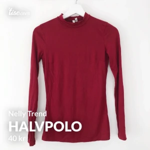 Halvpolo - Snygg halvpolo från Nelly trend, fint skick! Storlek 34. Frakt på 44kr tillkommer 📦