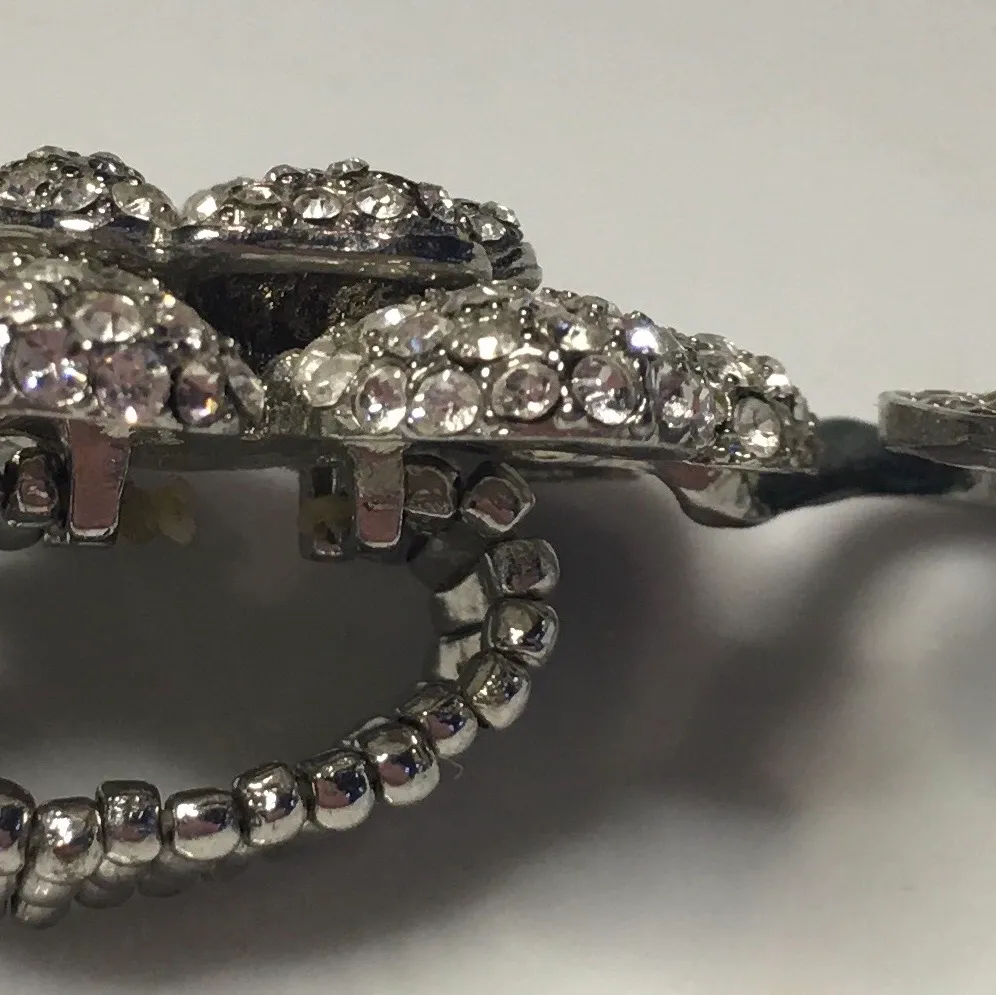 Säljer en liknande ring som den berömda flower ringen i Sex and the City. Helt ny. Elastiskt för att passa alla. Gnistrande kristaller. Mycket vacker.. Accessoarer.
