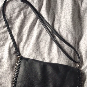 Svart miniväska med kedja - Svart miniväska, nytt pris 200kr säljer för 50 ink frakt😇