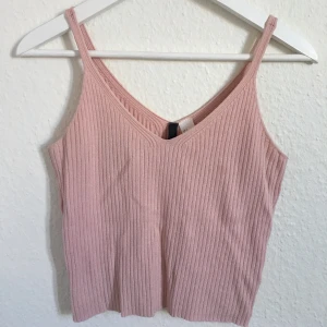 Rosa topp från h&m - Söt rosa topp från h&m i storlek S. Färgen på den andra bilden är missvisande pga ljuset. Kan mötas upp i Skövde eller Hjo. Skickas mot fraktkostnad.
