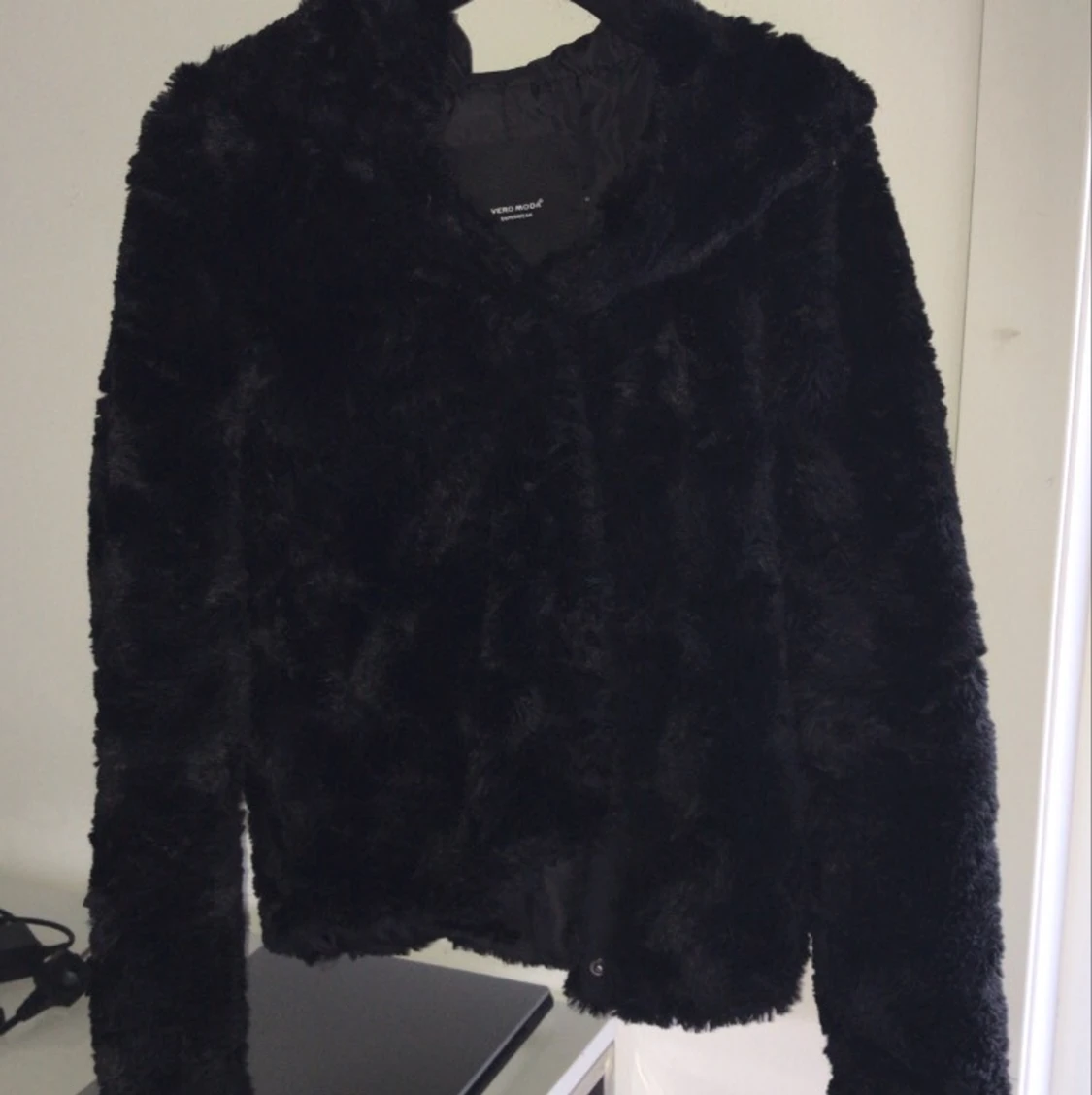 Svart pälsjacka