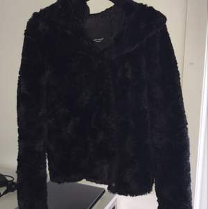 Säljer min svarta pälsjacka från vero moda i storlek (M) den ser ut som splitter ny och nytt pris är 500kr, säljer den för 150 ink frakt!☺️⭐️