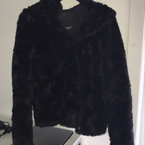 Svart pälsjacka - Säljer min svarta pälsjacka från vero moda i storlek (M) den ser ut som splitter ny och nytt pris är 500kr, säljer den för 150 ink frakt!☺️⭐️