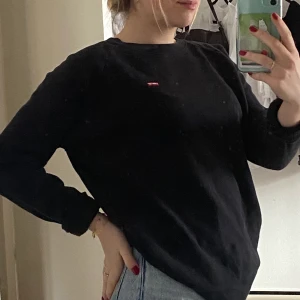 Levi’s sweatshirt - Svart Levis-sweatshirt. Frakt tillkommer med 40 kr💕
