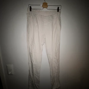Finbyxor, lite lösare modell stl 42 - Snygga beige/krämvita finbyxor i lösare modell från Gina Tricot i stl 42. Använda ett par gånger. Fint skick! Kommer från djur- och rökfritt hem. Frakt tillkommer!