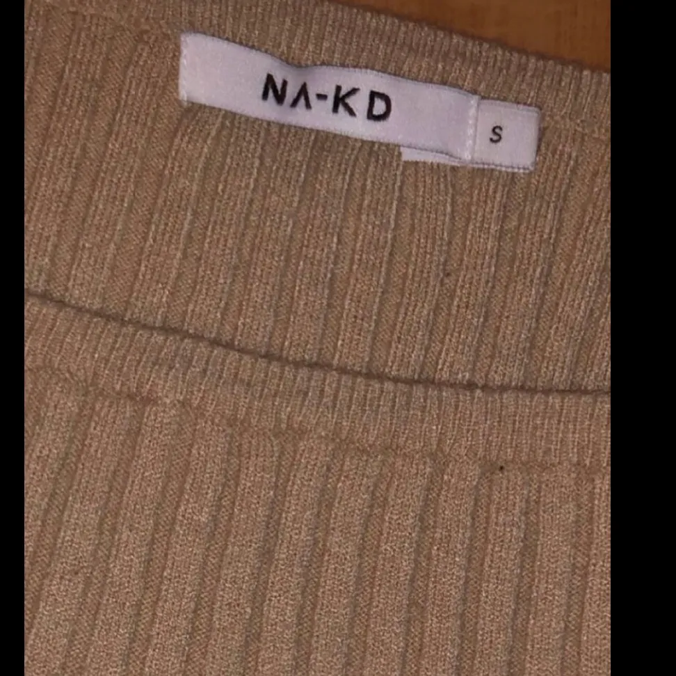 Beige tröja från NAKD, ganska tjockt material. Använd 1 gång. Mitt pris: 140kr + frakt . Tröjor & Koftor.