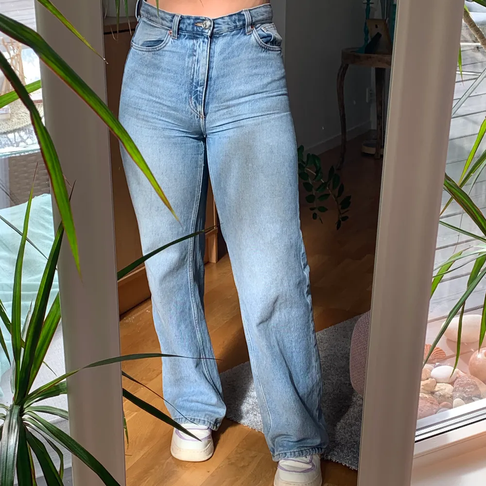 jättesköna jeans från monki i modellen Yoko, supersköna och svin snygga året om. Säljer då de blivit för små för mig tyvärr 😭 en ögla är borta, men inget som märks sålänge man inte använder skärp. Köparen står för frakten. 💕. Jeans & Byxor.