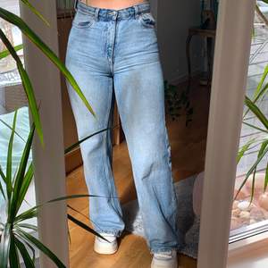jättesköna jeans från monki i modellen Yoko, supersköna och svin snygga året om. Säljer då de blivit för små för mig tyvärr 😭 en ögla är borta, men inget som märks sålänge man inte använder skärp. Köparen står för frakten. 💕