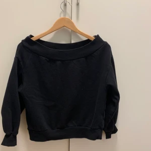 H&M storlek S - En fin off shoulder sweatshirt , i okej skick och  sällan använd 🤩 köparen står för frakten 