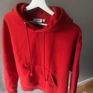 Oanvänd röd hoodie från weekday  Storlek: xs 