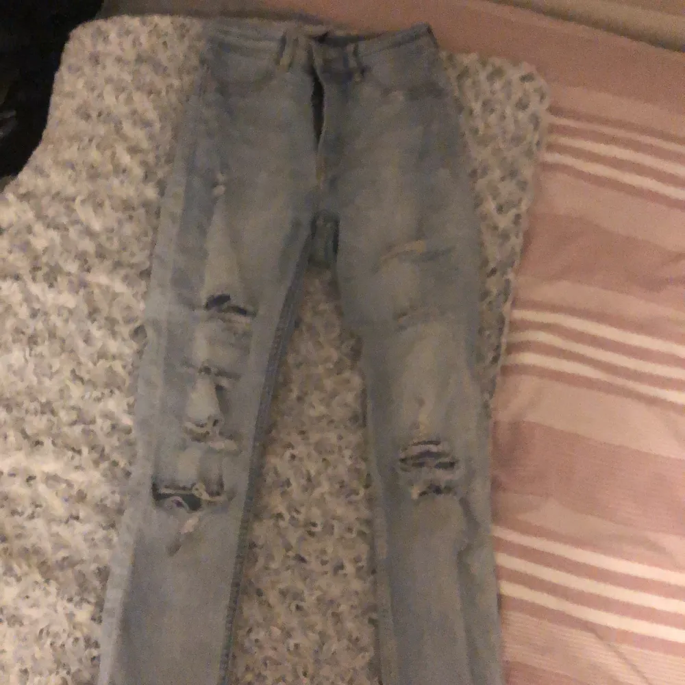 Skit snygga håliga jeans från hm. Jeans & Byxor.