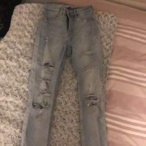 Skit snygga håliga jeans från hm