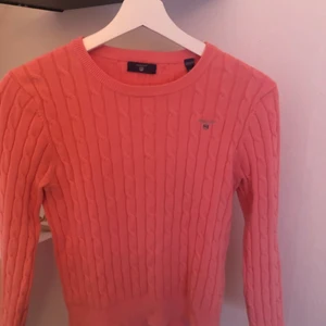 Gant kabelstickat - En jättefin rosa ganttröja som är kabelstickad, kvalitén är mycket bra, nästan som ny! Storleken är 154/164 men jag har S i vanliga fall och den sitter som en smäck