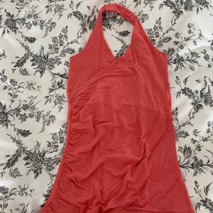 Snygg topp / linne - Supersnygg topp till våren och sommaren. Sitter tight med lite ”skrynklad” sida för struktur. Uppsydd i nacken då bandet var väldigt långt, bandet finns kvar under så kan tas bort om man vill. Tråden syns ganska tydligt men jag har täckt det med hår. I storlek xs