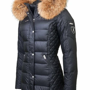 Rocknblue jacka - En Rocknblue jacka i svart med fake päls. Storlek 36. Använd endast en vinter, har inga skador och är som ny. Säljer pga kommer ej till användning.               Pris kan diskuteras. Kan även fraktas, Skriv för bilder och mer info.