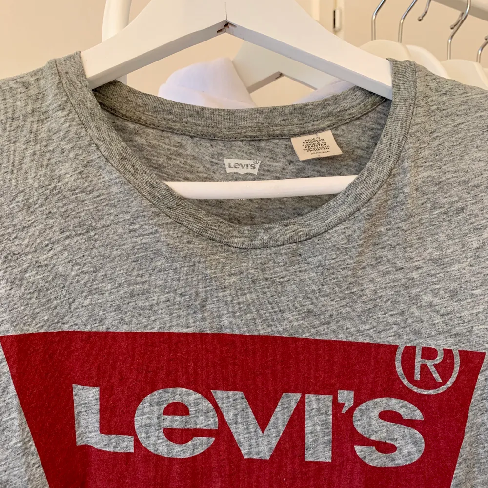 Säljer min bekväma och stilrena Levi’s t-shirt! Storlek xs men passar även s. Endast använd ett fåtal gånger, köpt för 300kr. Köparen står för frakten❤️. T-shirts.