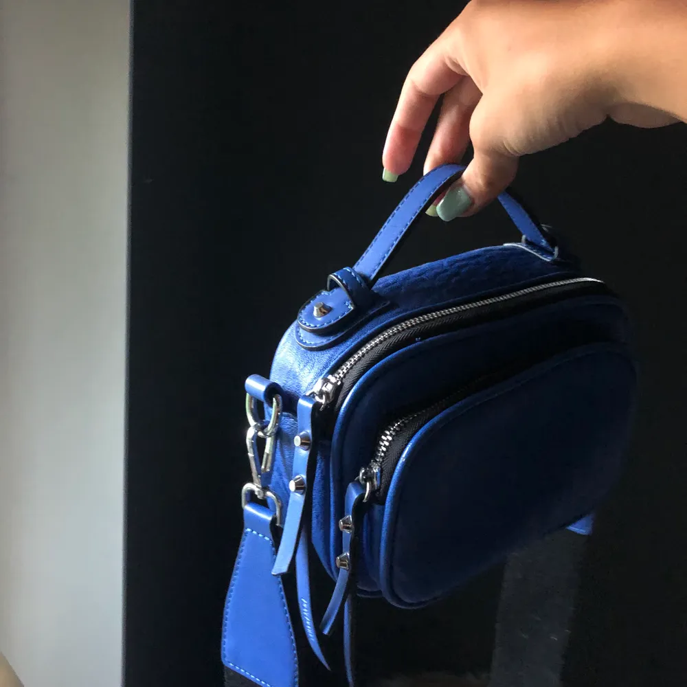 Ascool blå väska ifrån don donna med brett band. Jätterymlig👍🏽 har använt den mycket men den är fortfarande i bra skick! Ord pris: 500kr. Väskor.