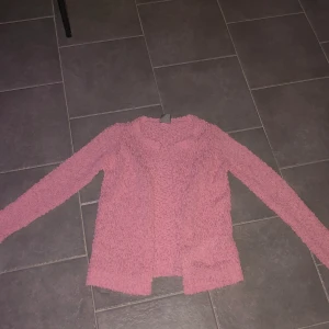 Rosa kofta från vero moda storlek xs  - Jättefin och skön. nästan aldrig använd 