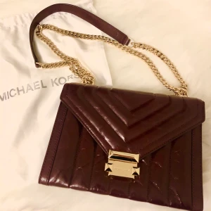 Michael Kors väska Whitney Leather - ✨ 100%leather✨ från NK Stockholm ✨Original pris 3700 ✨ dust bag included✨ adjustable chain: cross body➡️shoulder bag ✨ 9.25” x 7” x 3”
