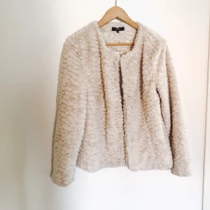 Fluffig jacka från Soyaconcept  - Mysigaste jackan från Soyaconcept. Använd en gång.. storlek L men passar M/L beroende på hur man vill att den ska sitta. 