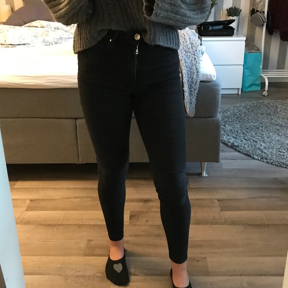 Ett par jeans från Bik Bok i storlek S. Färgen syns tydligast på sista bilden, mer urtvättad svart färg. Perfekt längd för mig som är 159cm. Väldigt skönt och stretchigt material. 40kr exklusive frakt.. Jeans & Byxor.