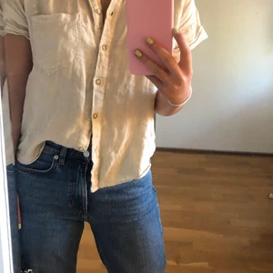 Linneskjorta, Zara - En superfin skjorta i linne från zara. Använd sparsamt och är i fint skick! Storlek XS.  Frakt ingår inte i priset. 