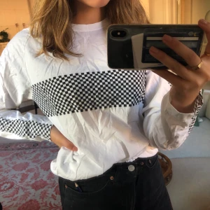 Långärmad t-shirt - Denna långärmade t-shirten är köpt på en secondhandbutik i Newyork, fortfarande i gott skick! Buda i kommentarer om du är intresserad av tröjan!☺️