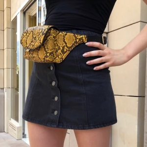 Gul ormskinn Fanny bag  - Gul Fanny bag från mango. 50kr+ frakt, först i kvarn eller högsta bud. 