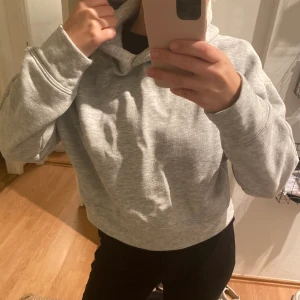 Croppad hoodie - Mysig hoodie som är lite croppad men inte överdrivet mycket. Väldigt mysig! 130kr inklusive frakt.