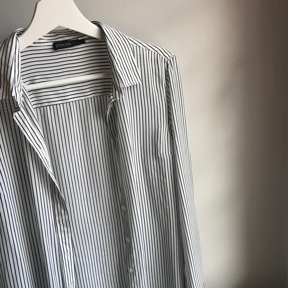 så fin skjorta från stockhlm, köpt på mq. passar så bra med ett vitt linne under eller en vit t-shirt, eller bara som den är 🥰. Skjortor.