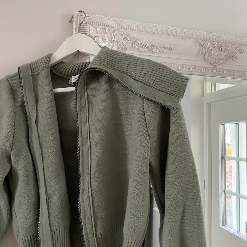 Såå extremt skön och trendig tröja från Zara strl S. Säljer för 150kr+frakt⚡️. Tröjor & Koftor.