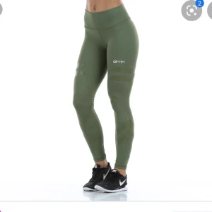 Gröna träningstights från Aimn - Supersköna högmidjade träningstights från Aimn i strl M. Sitter alltid uppe och glider inte ner när du springer. Säljer för 50kr+frakt⚡️ 