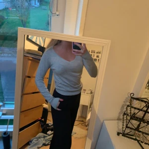 Grå v-ringad tröja - Grå v-ringad tröja. Knappt använd så i fint skick. Pris kan diskuteras. Möts gärna upp i Lund eller så står köparen för frakten. 