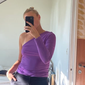 Lila one shoulder tröja  - Supersnygg lila one-shoulder tröja. Storlek M :) frakt tillkommer 35 kronor.