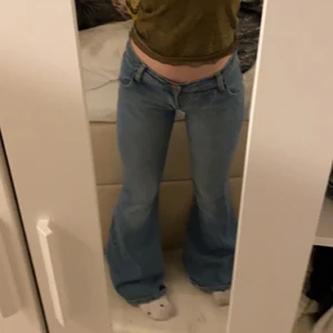 Trendiga vintage byxor - BUDA.  Coola bootcut byxor som är köpta i 90-talet men är i perfekt skick. Jag är 166cm och dom är jätte långa på mig som ni ser i bilden. Dom sitter jätte bra i låren och rumpan.