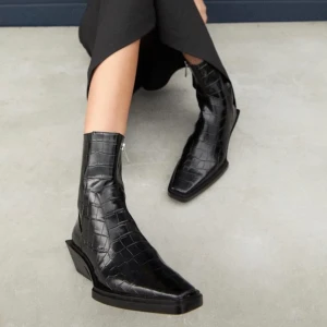 Helt nya boots från Zara - Helt nya boots från Zara. Alla lappar kvar! Slutsålda på hemsidan. Storlek 39